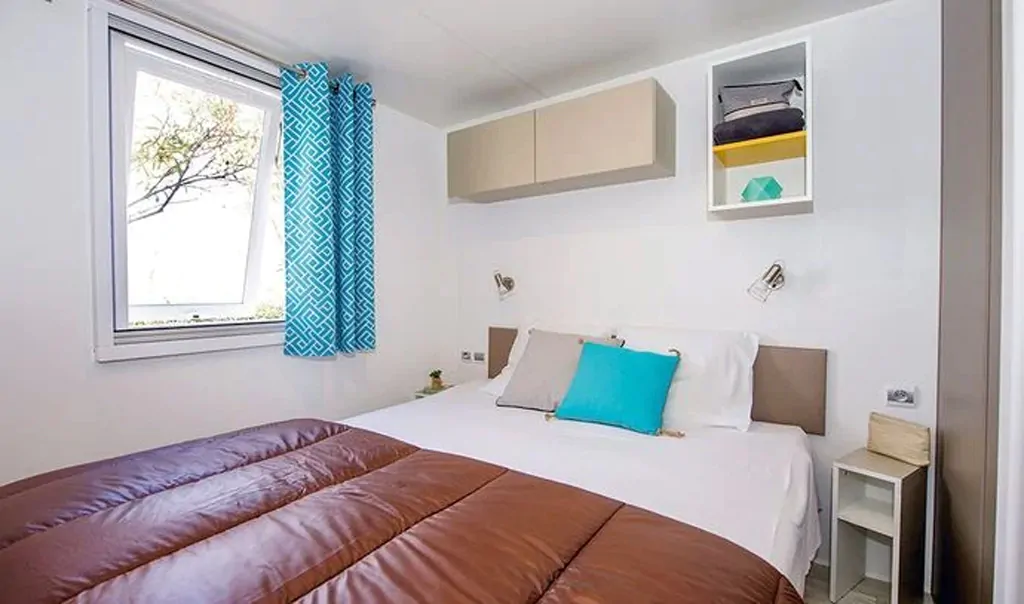 lanterna-premium-camping-resort-premium-c-interior-double-bed