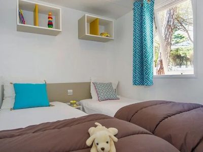lanterna-premium-camping-resort-premium-c-interior-single-beds