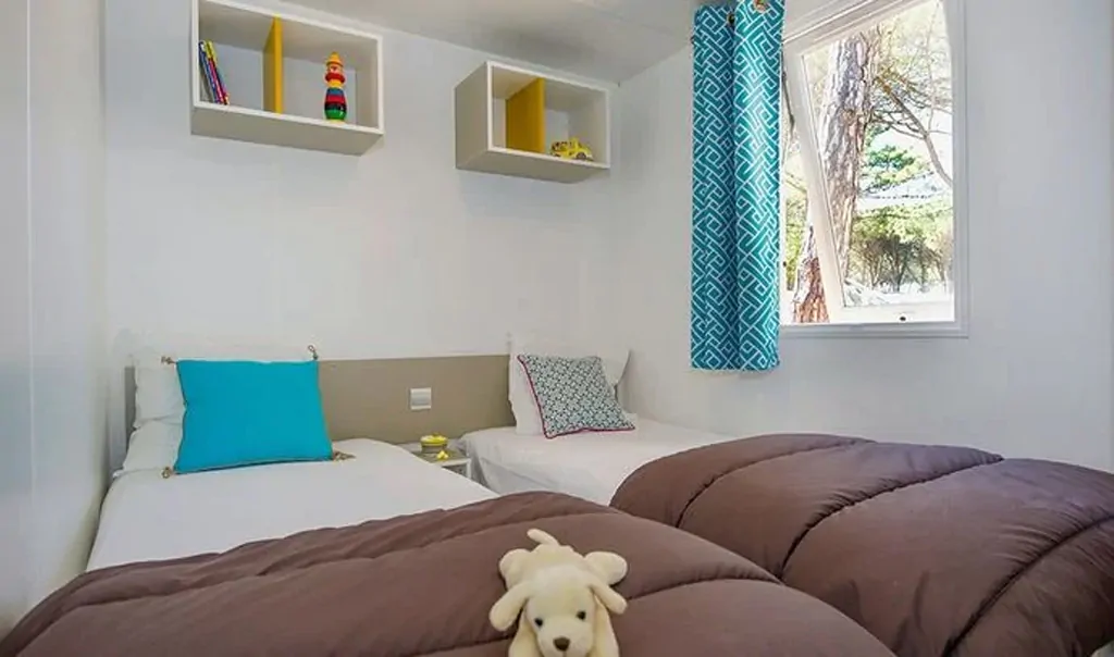 lanterna-premium-camping-resort-premium-c-interior-single-beds