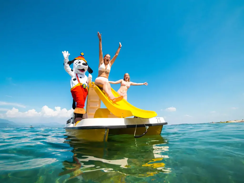 sivinos-camping-boutique-exterior-paddle-boat