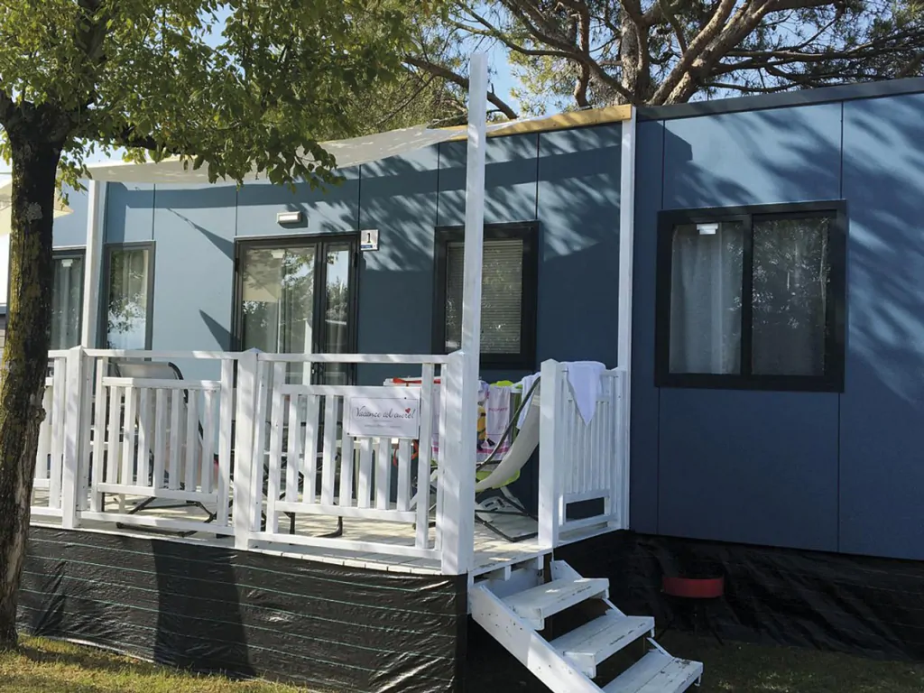 vacanze-glamping-boutique-exterior-cottage-next-l-front-view-2