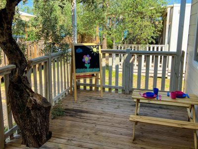 vacanze-glamping-boutique-exterior-cottage-next-xl-spotty-terrace-childrens-corner
