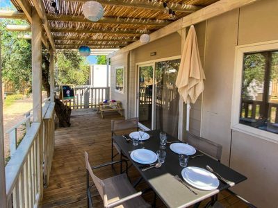 vacanze-glamping-boutique-exterior-cottage-next-xl-spotty-terrace-dining-table