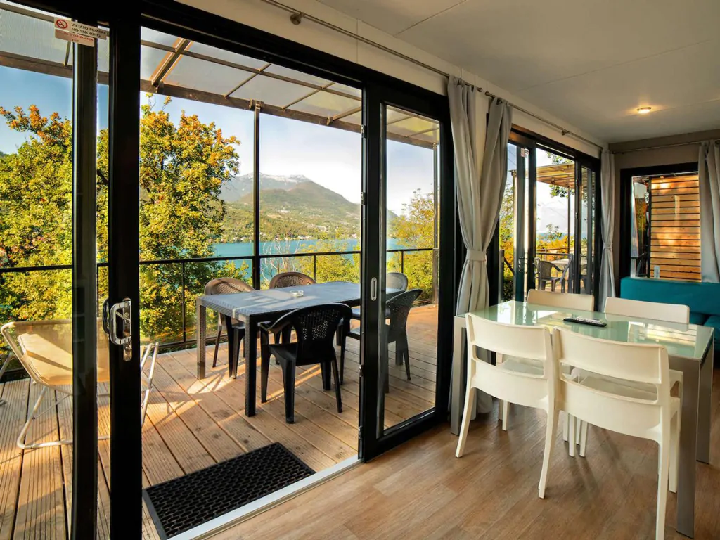 vacanze-glamping-boutique-interior-living-room-tables
