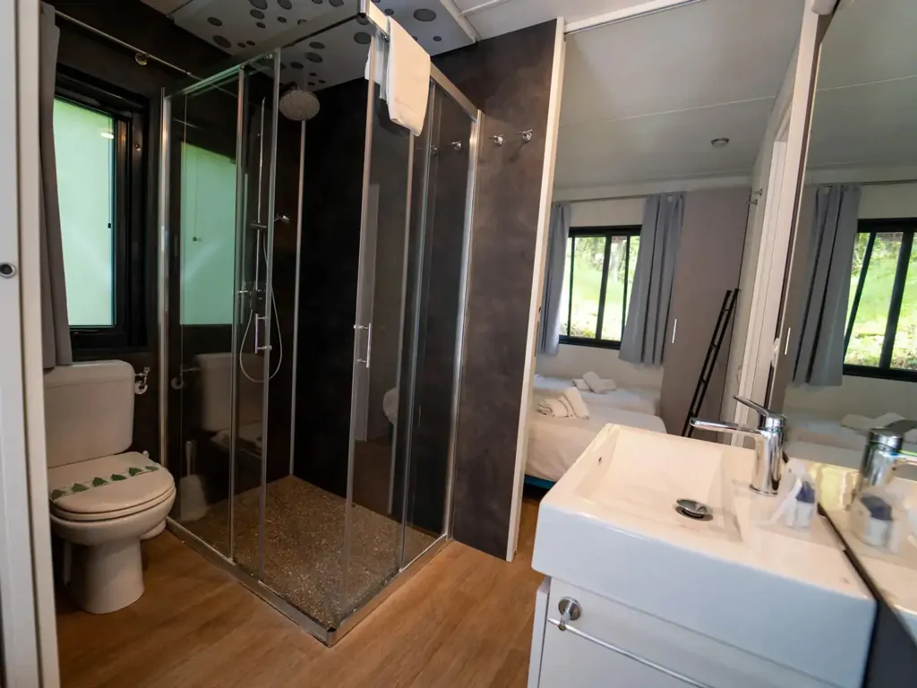 vacanze-glamping-boutique-interior-bathroom