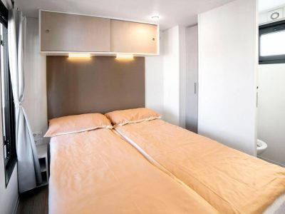 vacanze-glamping-boutique-interior-cottage-next-l-double-bed-2