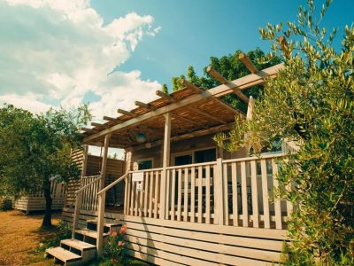 vacanze-glamping-boutique-cottage-exterior-front-view