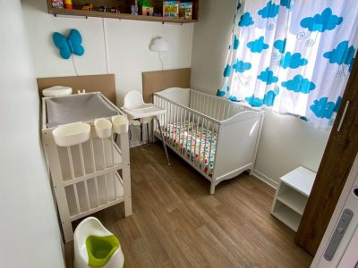 vacanze-glamping-boutique-cottage-interior-next-xl-spotty-baby-cot