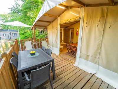 vacanze-glamping-boutique-lodge-tent-deluxe-exterior-front-view