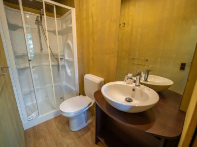 vacanze-glamping-boutique-lodge-tent-deluxe-interior-bathroom