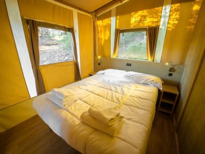 vacanze-glamping-boutique-lodge-tent-deluxe-interior-double-bed