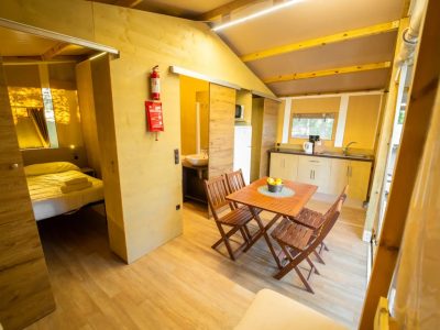 vacanze-glamping-boutique-lodge-tent-deluxe-interior-living-room