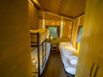 vacanze-glamping-boutique-lodge-tent-deluxe-interior-single-beds