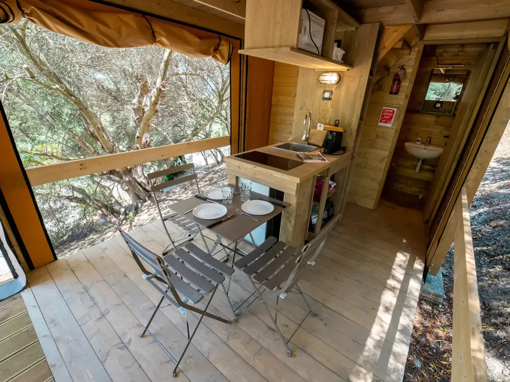 vacanze-glamping-boutique-air-dreamer-3-exterior-air-dreamer-living-room