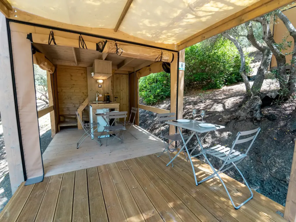 vacanze-glamping-boutique-air-dreamer-3-exterior-air-dreamer-terrace
