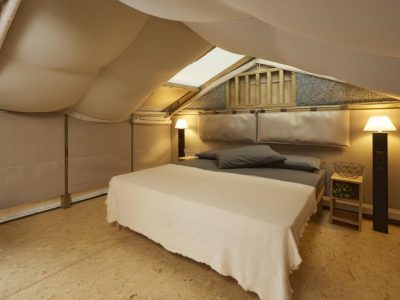 vacanze-glamping-boutique-cottage-air-lodge-2-interior-double-bed