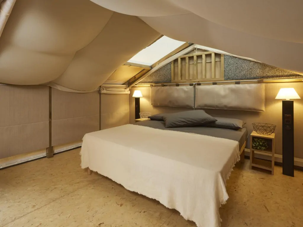 vacanze-glamping-boutique-cottage-air-lodge-2-interior-double-bed