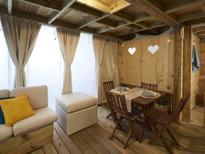 vacanze-glamping-boutique-cottage-air-lodge-2-interior-living-room-table
