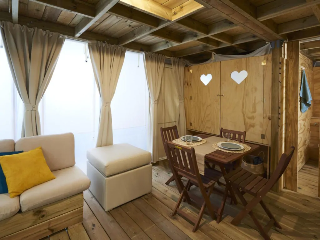 vacanze-glamping-boutique-cottage-air-lodge-2-interior-living-room-table