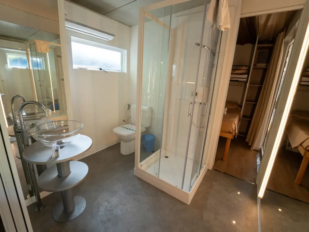 vacanze-glamping-boutique-cottage-clever-vacanze-interior-bathroom