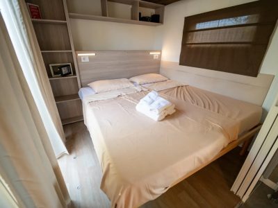 vacanze-glamping-boutique-cottage-clever-vacanze-interior-double-bed