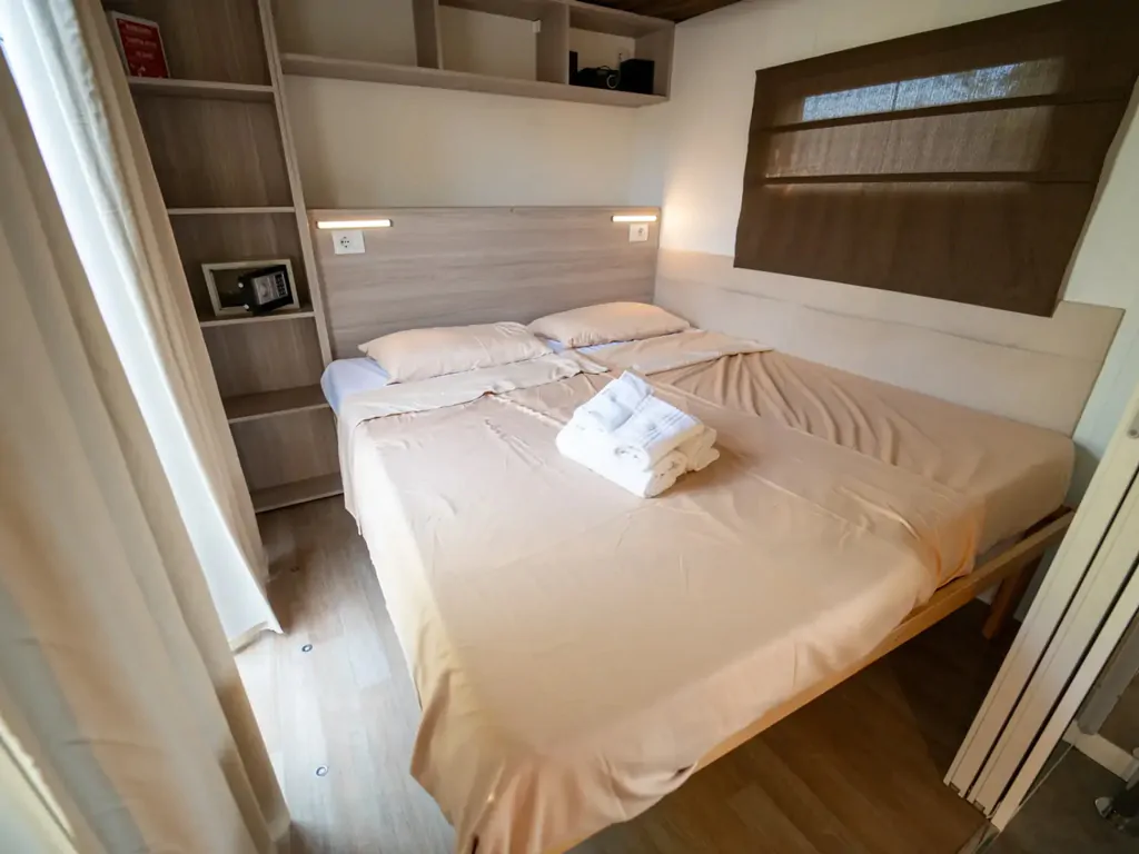 vacanze-glamping-boutique-cottage-clever-vacanze-interior-double-bed