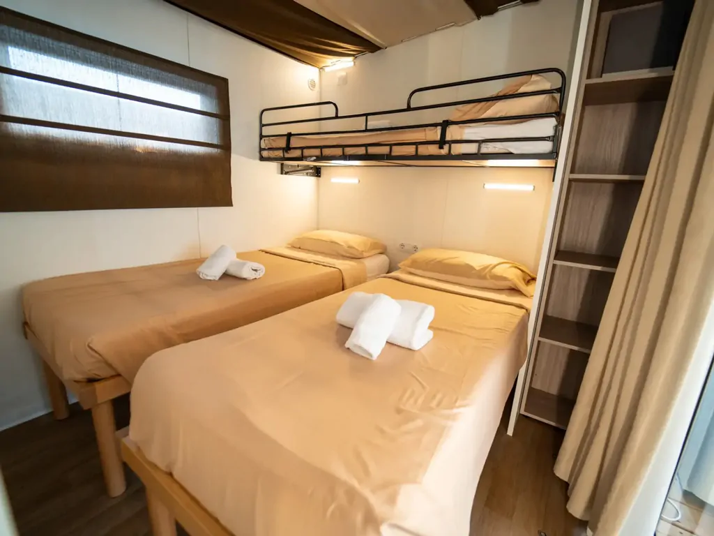 vacanze-glamping-boutique-cottage-clever-vacanze-interior-single-bunk-beds