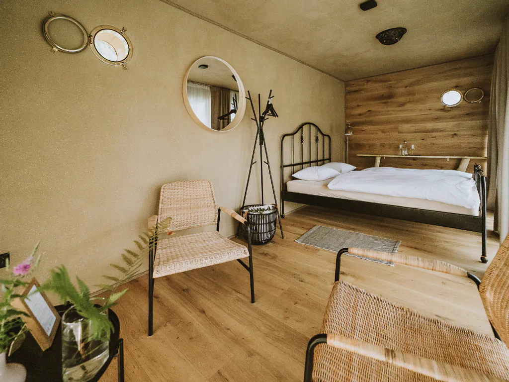 falkensteiner-premium-camping-lake-blagus-lake-house-inteiror-living-room