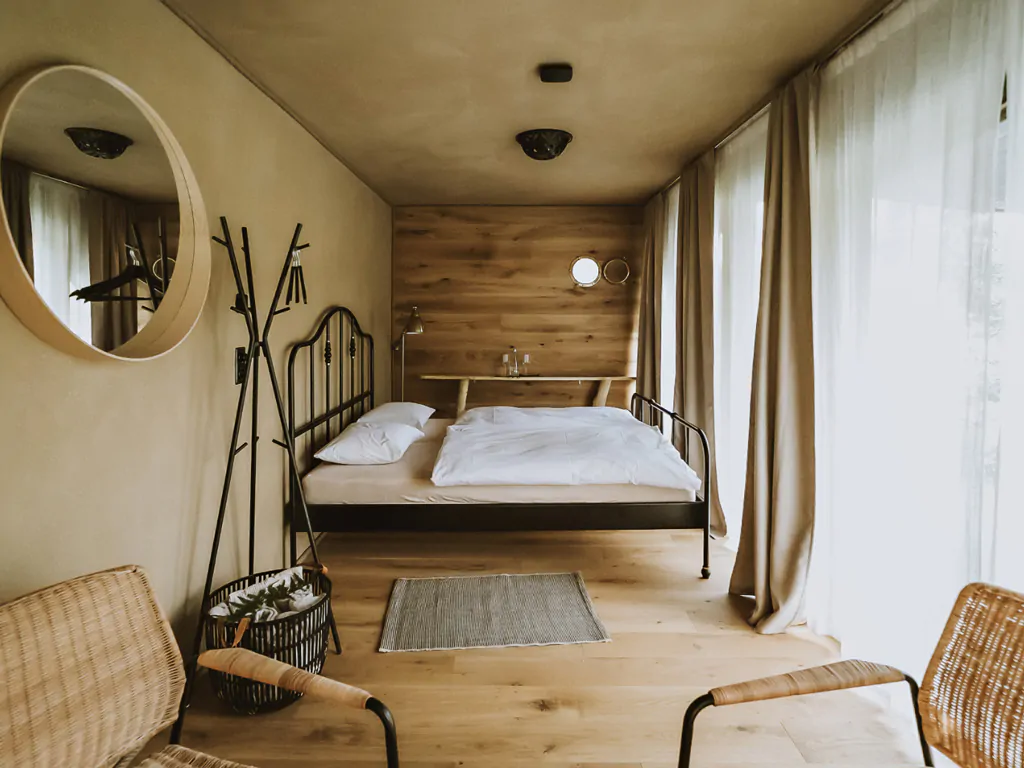 falkensteiner-premium-camping-lake-blagus-lake-house-shore-row-house-interior-double-bed