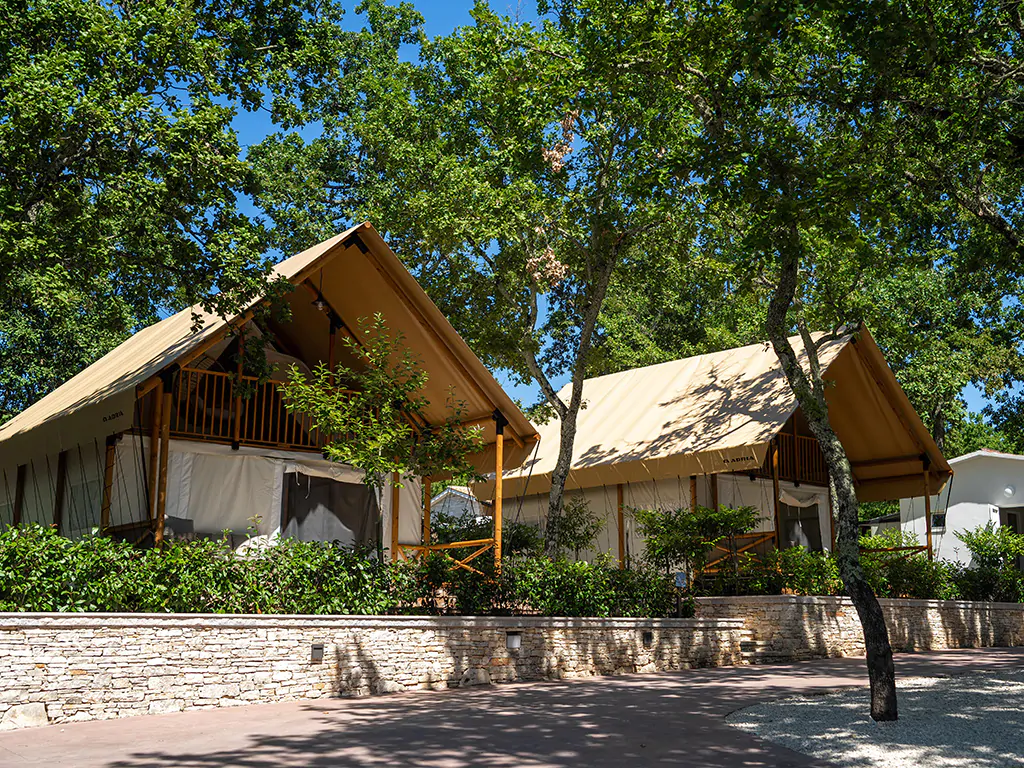 banki-green-istria-village-glamping-tent-loft-jacuzzi-exterior