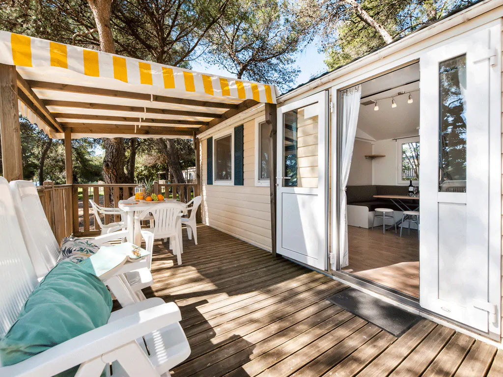 campsite-bivillage-mobile-home-comfort-family-exterior-terrace