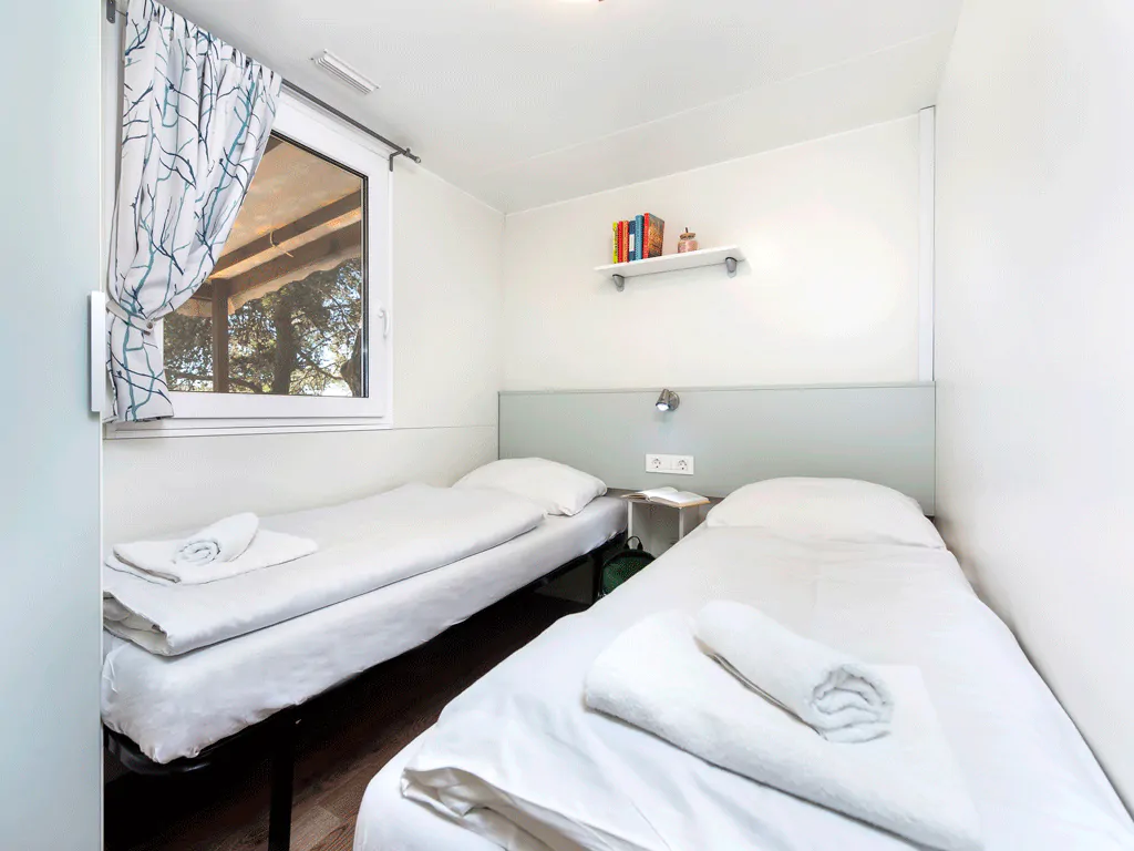 campsite-bivillage-mobile-home-comfort-family-interior-bedroom-single-beds