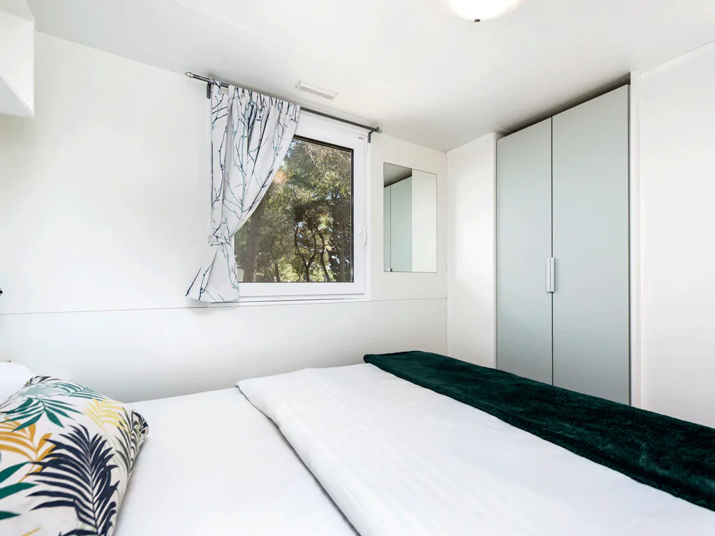 campsite-bivillage-mobile-home-comfort-family-partial-sea-view-interior-bedroom-double-bed