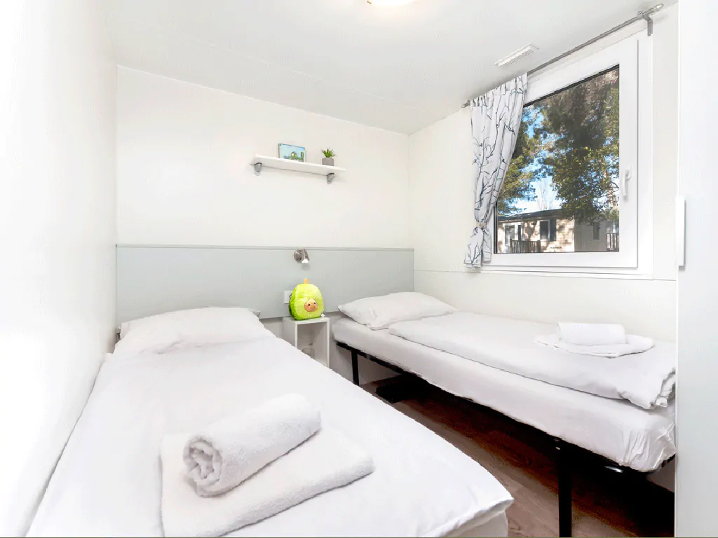 campsite-bivillage-mobile-home-comfort-family-partial-sea-view-interior-bedroom-single-beds-i