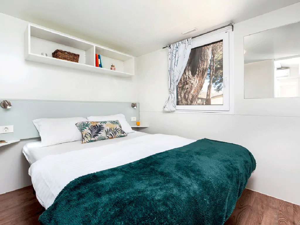 campsite-bivillage-mobile-home-sea-view-interior-bedroom-double-bed