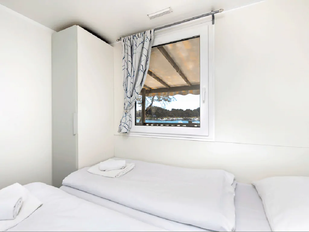 campsite-bivillage-mobile-home-sea-view-interior-bedroom-single-beds