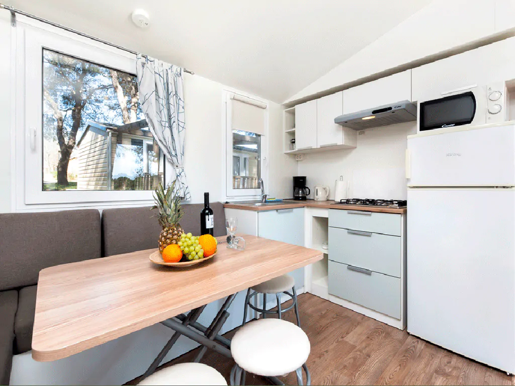 campsite-bivillage-mobile-home-sea-view-interior-kitchen-living-room