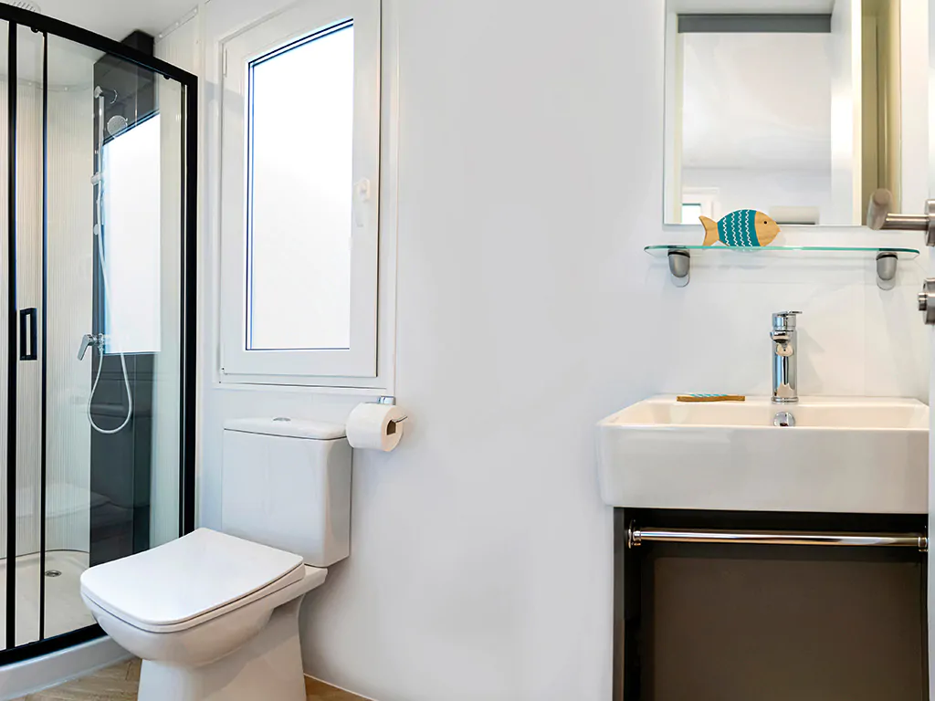 campsite-galeb-mobile-home-adria-superior-a-bathroom