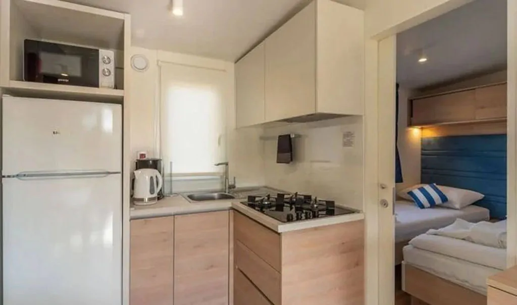 campsite-park-umag-mobile-home-comfort-2-bathrooms-interior-kitchen-bedroom
