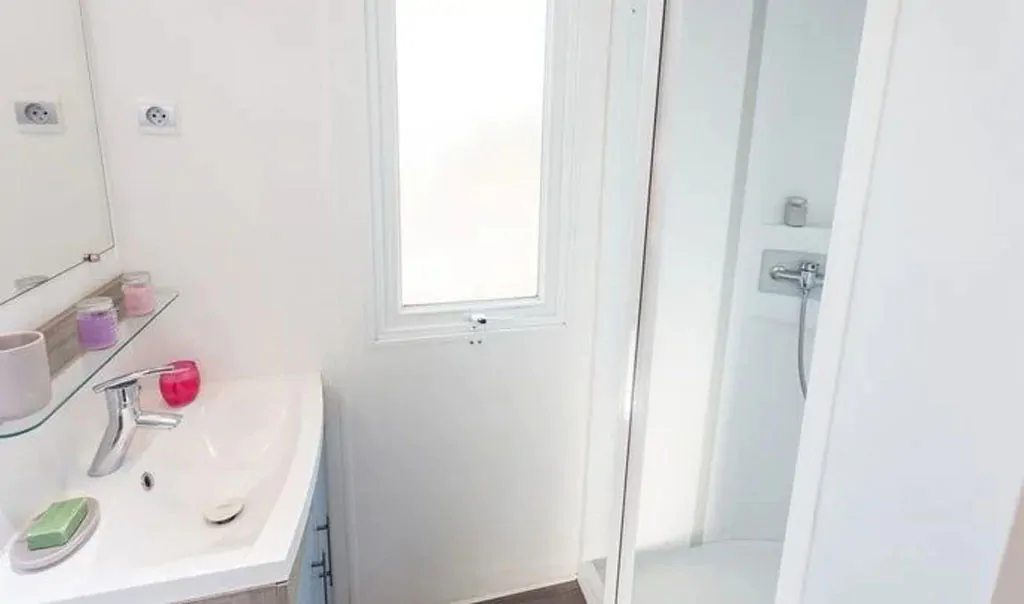 campsite-park-umag-mobile-home-comfort-a-for-6-persons-interior-bathroom
