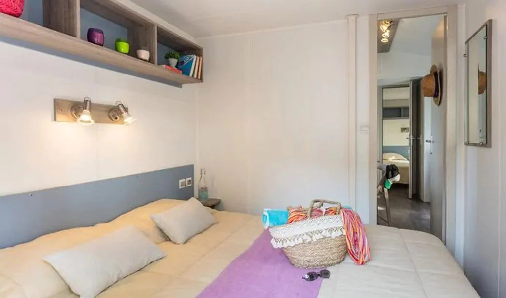 campsite-park-umag-mobile-home-comfort-a-for-6-persons-interior-bedroom-double-bed