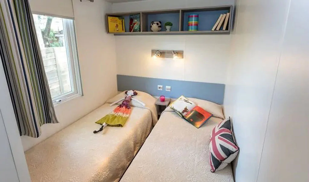 campsite-park-umag-mobile-home-comfort-a-for-6-persons-interior-bedroom-single-beds