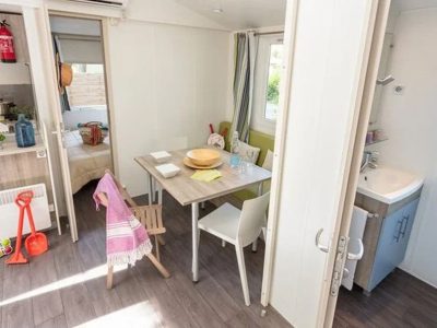 campsite-park-umag-mobile-home-comfort-a-for-6-persons-interior-living-room-kitchen-table