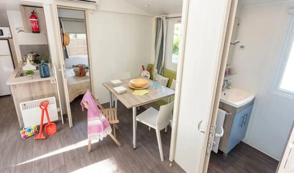 campsite-park-umag-mobile-home-comfort-a-for-6-persons-interior-living-room-kitchen-table
