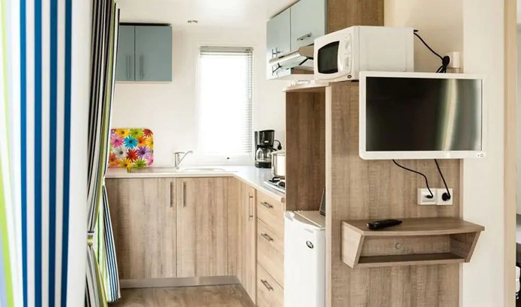 campsite-park-umag-mobile-home-comfort-for-6-persons-interior-kitchen