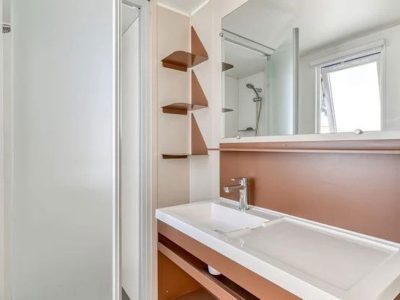 campsite-park-umag-mobile-home-premium-balcony-for-6-persons-interior-bathroom-shower