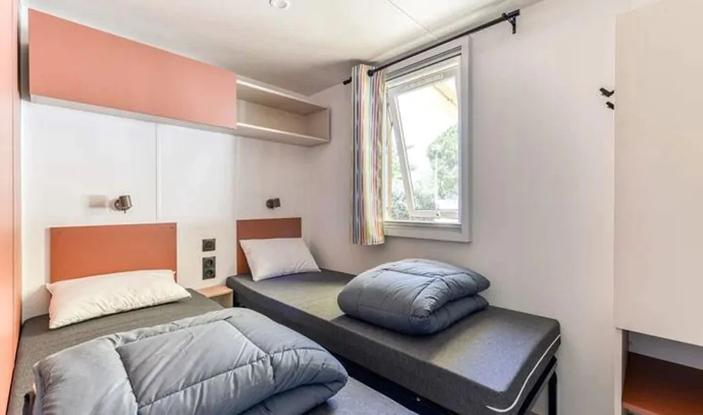 campsite-park-umag-mobile-home-premium-balcony-for-6-persons-interior-bedroom-single-beds-i