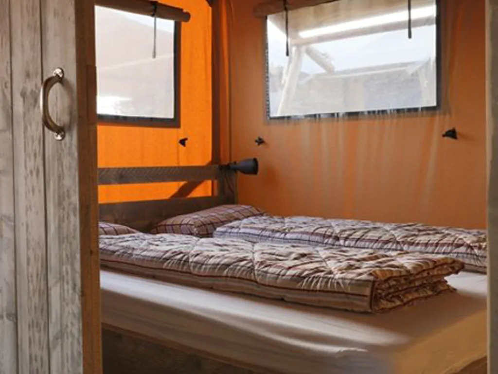kamp-val-saline-safari-tent-interior-double-bed