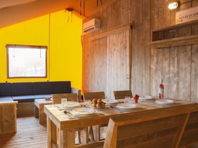 kamp-val-saline-safari-tent-interior-living-room-table
