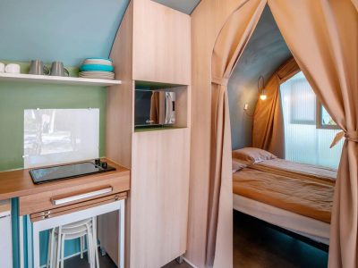 sivinos-camping-boutique-glamping-tent-coco-suite-interior-kitchenette